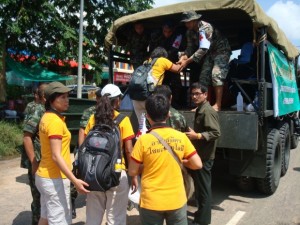 Les ministres volontaires de Scientologie de Thaïlande apportent leur aide par tous les temps