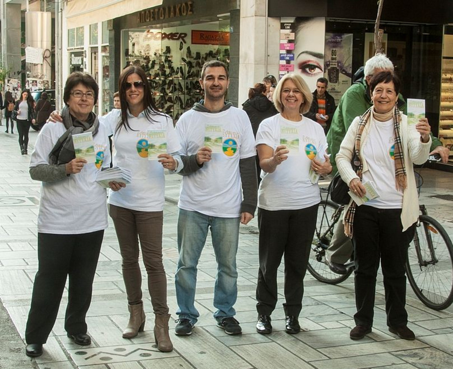Les bénévoles grecs apportent l’espoir avec Le Chemin du Bonheur