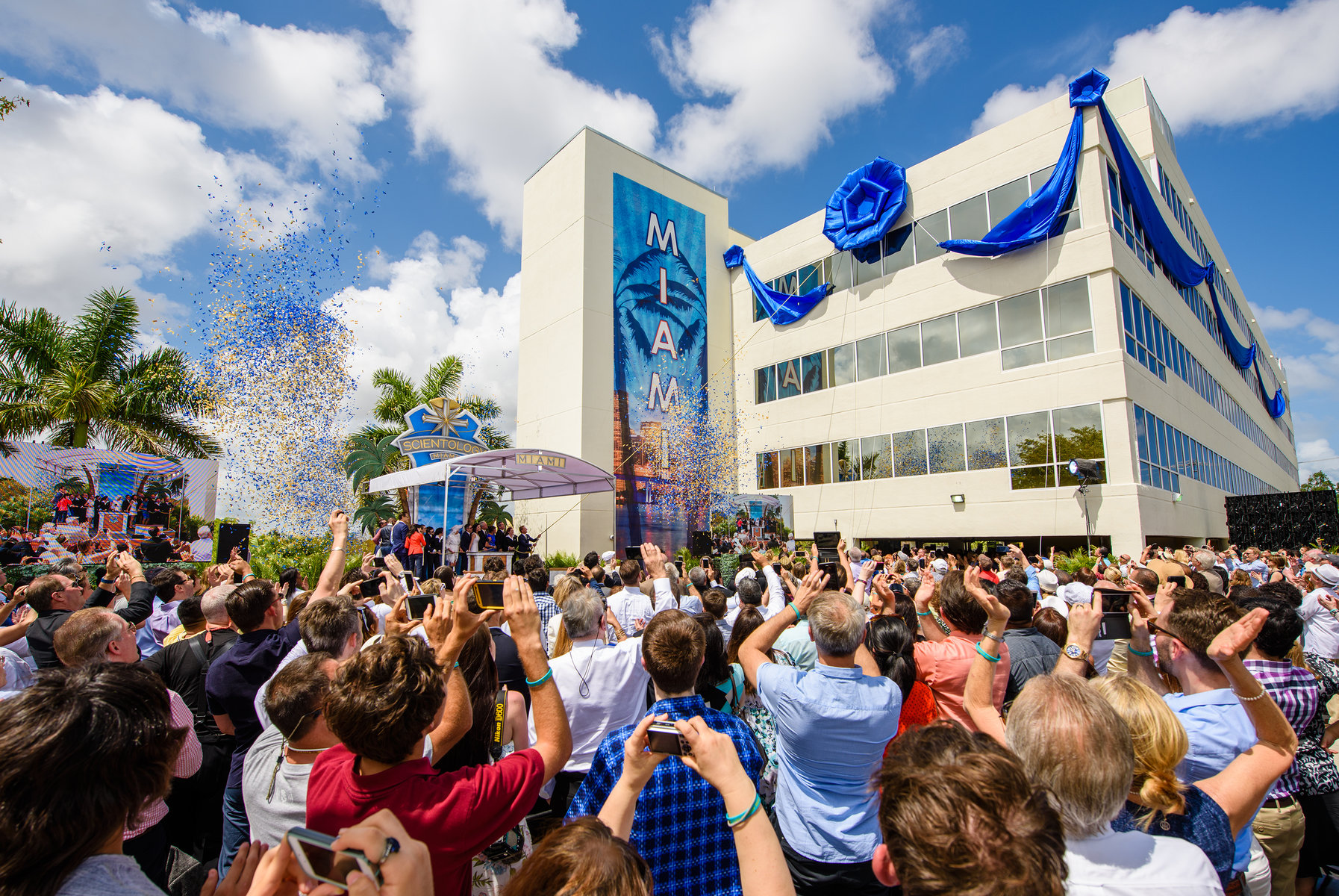 Un accueil magique salue la nouvelle Eglise de Scientologie de Miami
