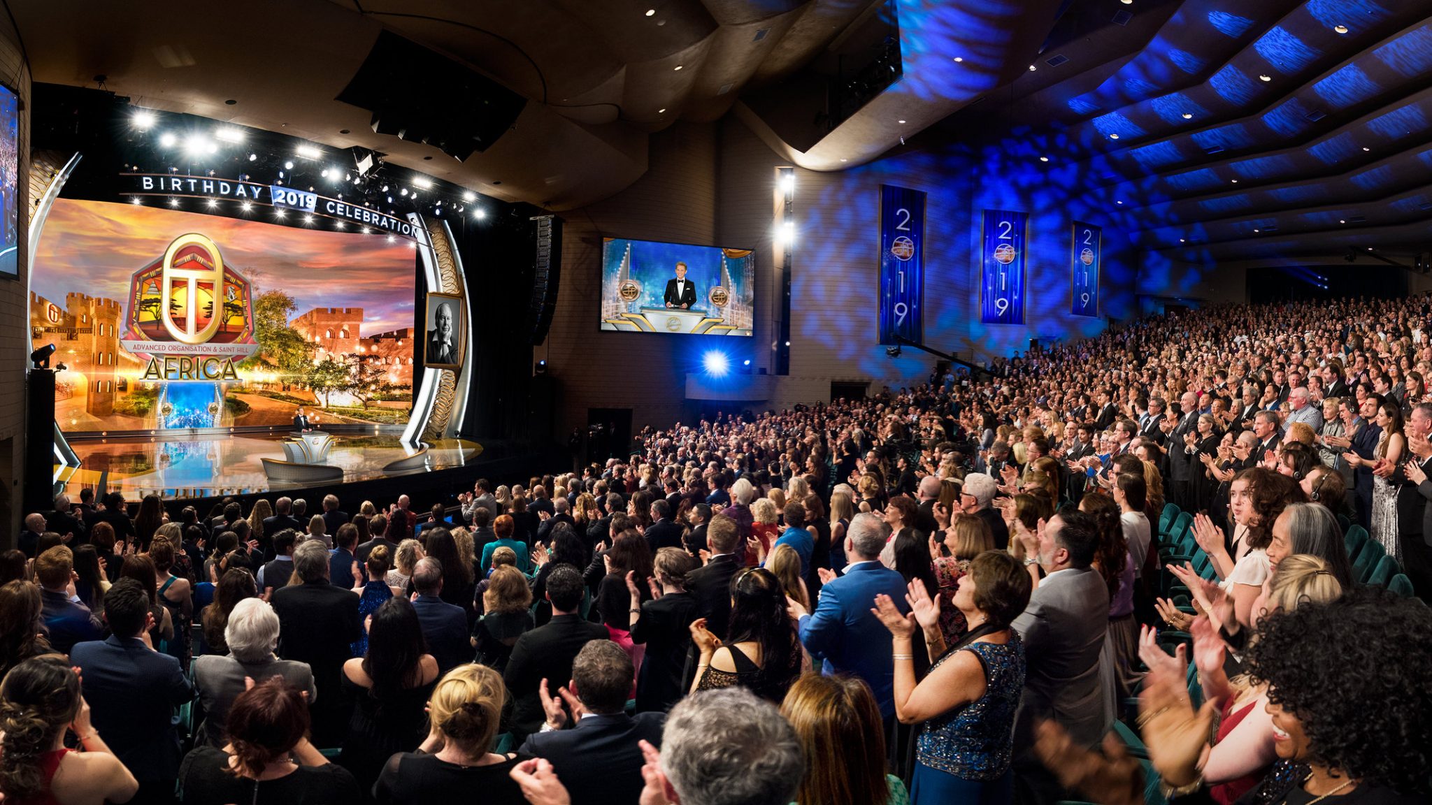 Une fête d’anniversaire mémorable : des scientologues de 70 nations se réunissent pour honorer le fondateur L. Ron Hubbard