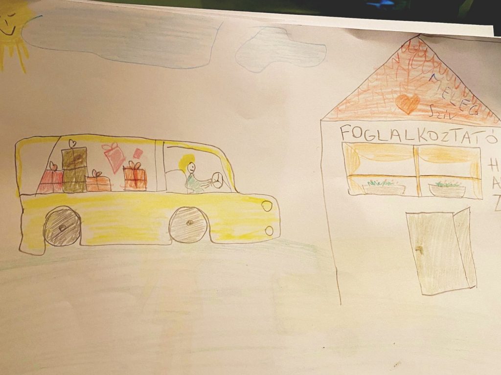 Des enfants Roms offrent des dessins en guise de remerciements