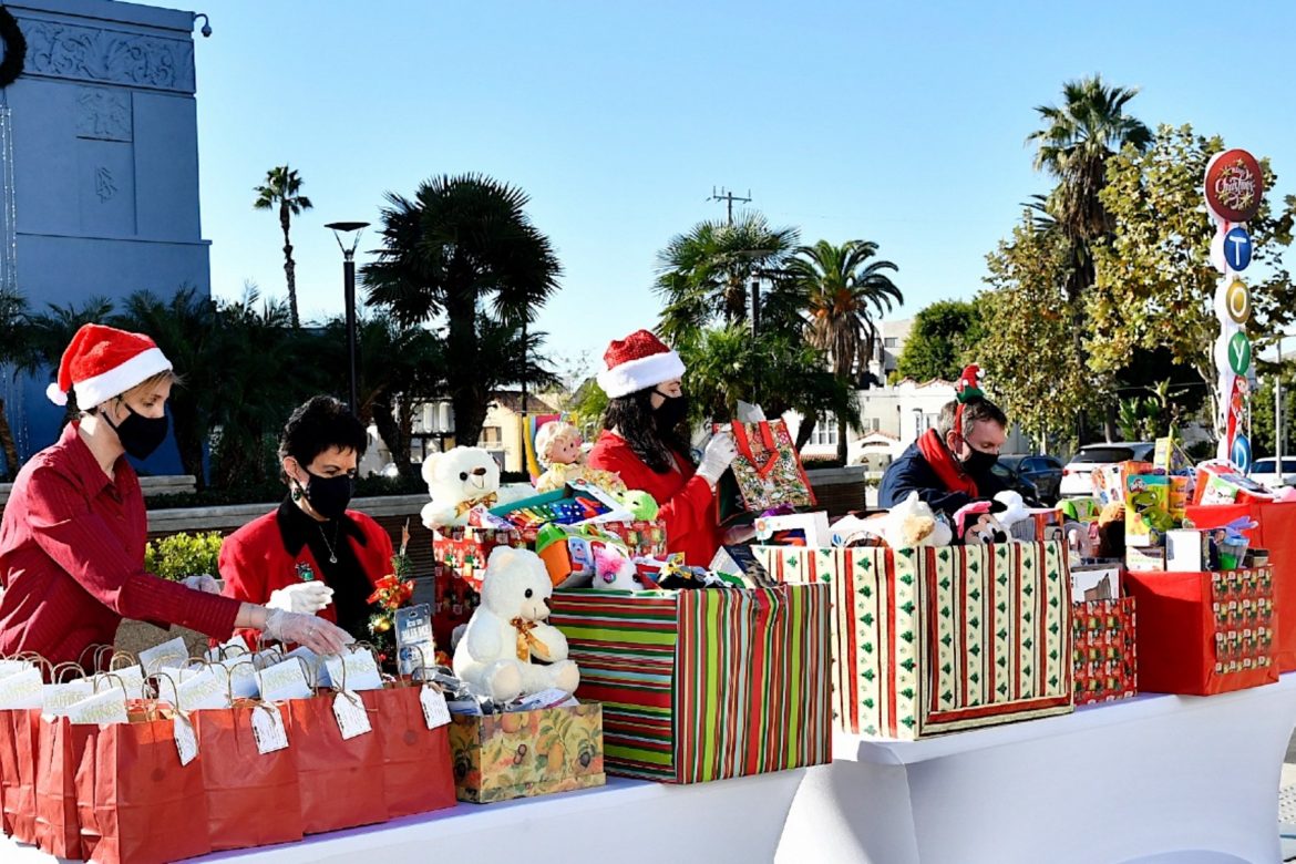 Unir ses forces avec la LAPD pour apporter Noël aux enfants défavorisés