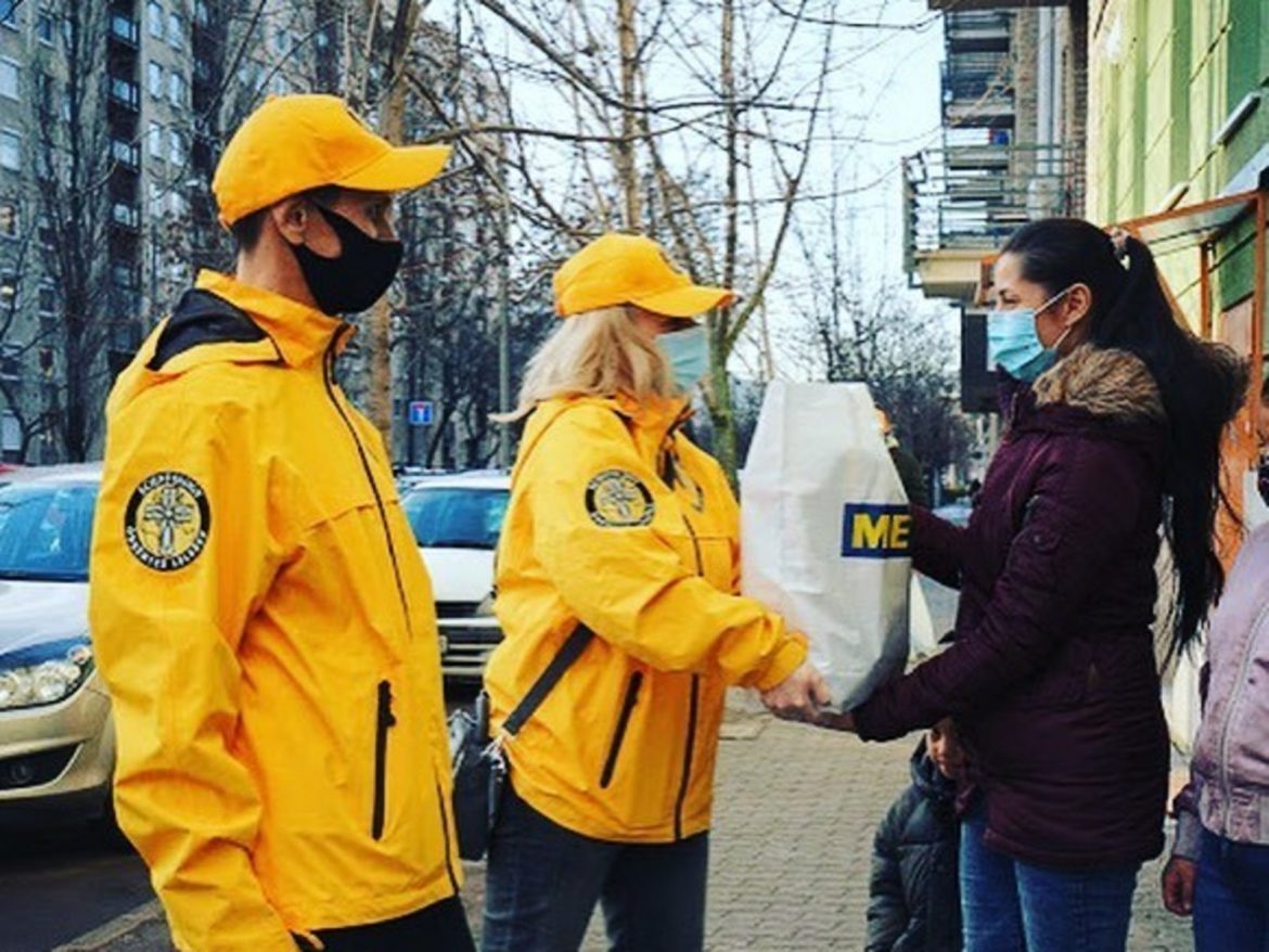 Les bénévoles scientologues de Budapest au secours des familles marginalisées