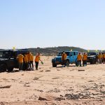 Des bénévoles scientologues aident à nettoyer la plage après une marée noire historique