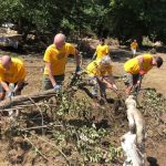 Des bénévoles scientologues aident à déblayer les dégâts d'une inondation dévastatrice