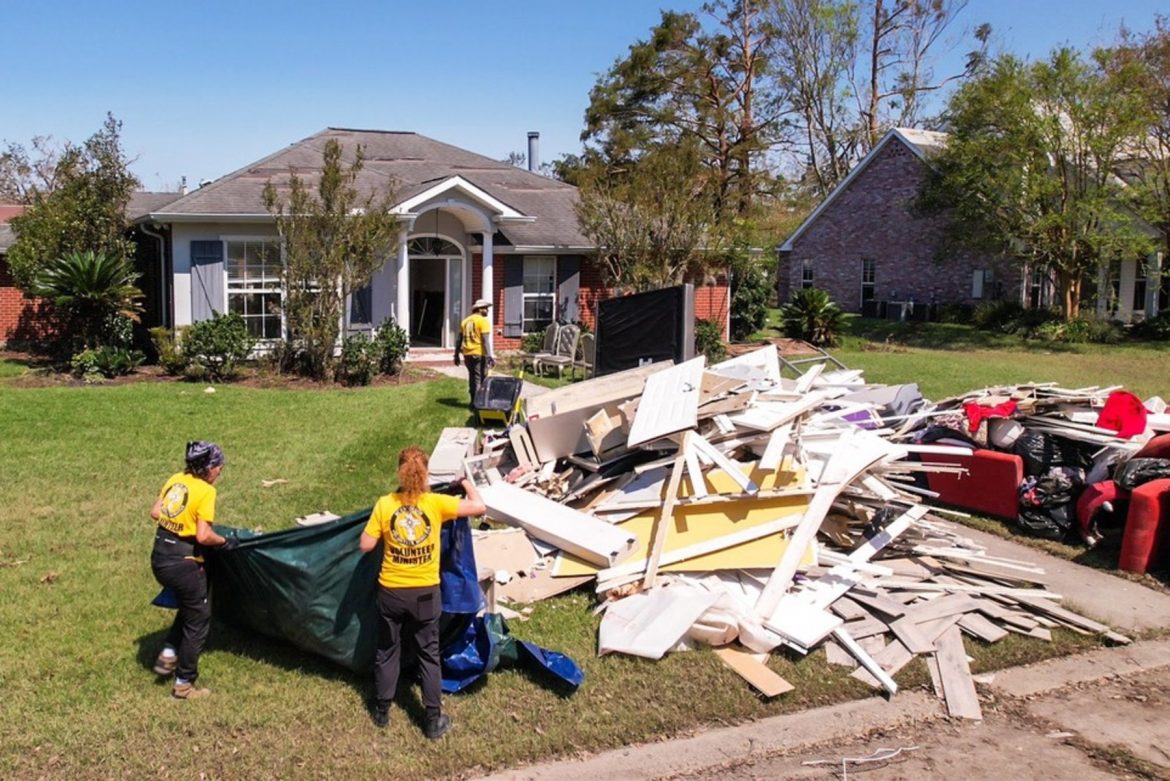 Les bénévoles scientologues aident les habitants de Louisiane après l’ouragan Ida