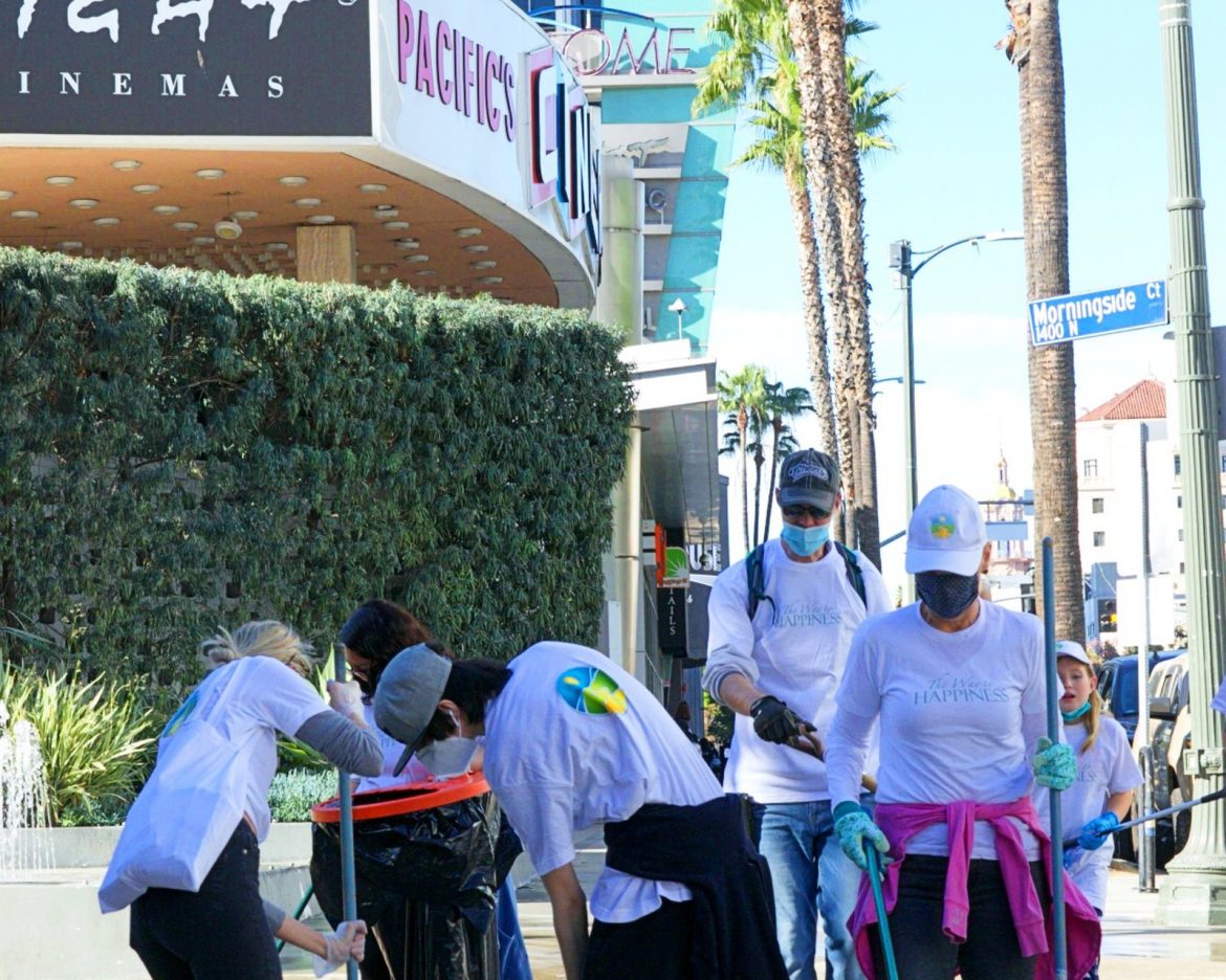 Des bénévoles se mobilisent pour avoir une belle parade de Noël d’Hollywood sûre et propre