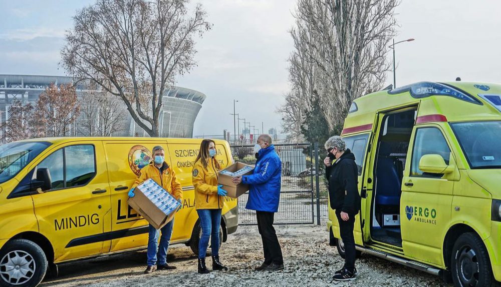 Les bénévoles scientologues de Budapest travaillent avec d'autres organisations pour subvenir aux besoins alimentaires des personnes dans le besoin