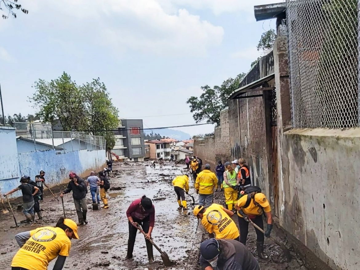 Après un glissement de terrain dévastateur à Quito, les bénévoles scientologues sont sur le terrain pour aider les habitants