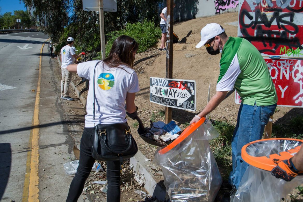Les bénévoles descendent dans la rue pour nettoyer Hollywood
