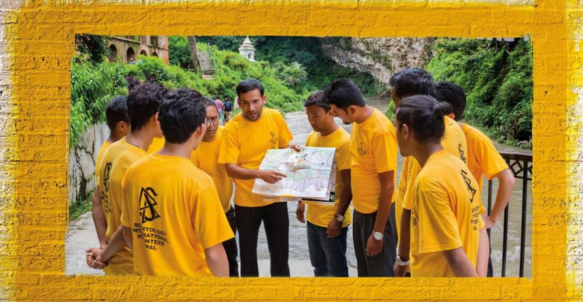Un bénévole de Scientology du Népal apporte de l’aide à sa nation