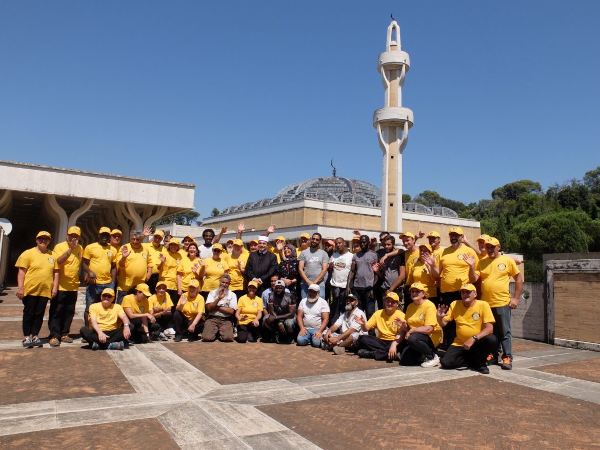 Musulmans et scientologues se sont unis pour nettoyer la rue principale de la Grande Mosquée de Rome