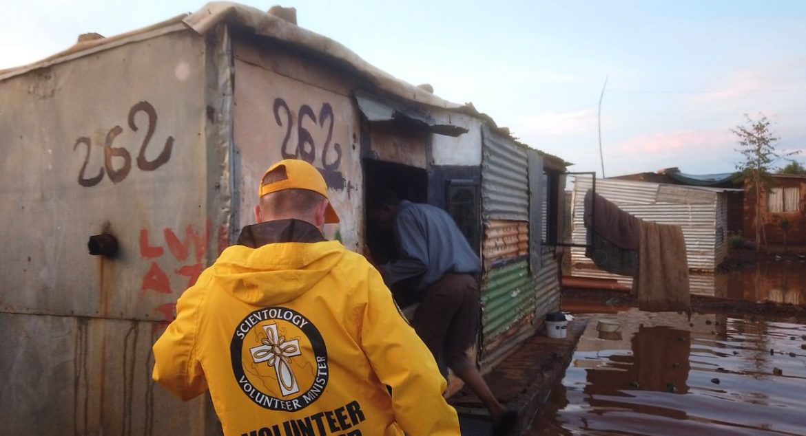 Soutien des bénévoles scientologues aux victimes d’inondations en Afrique du Sud