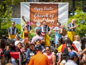Des milliers de personnes au festival annuel de Pâques à l'Église de Scientology