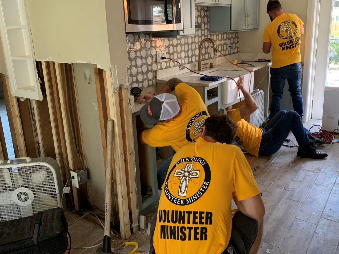 Les bénévoles de Scientology aident la Floride après le passage de la tempête Idalia