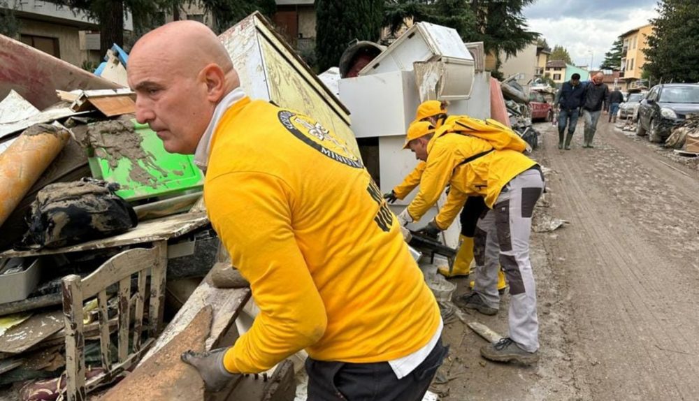 Les bénévoles de Scientology d'Italie viennent en aide aux victimes des inondations
