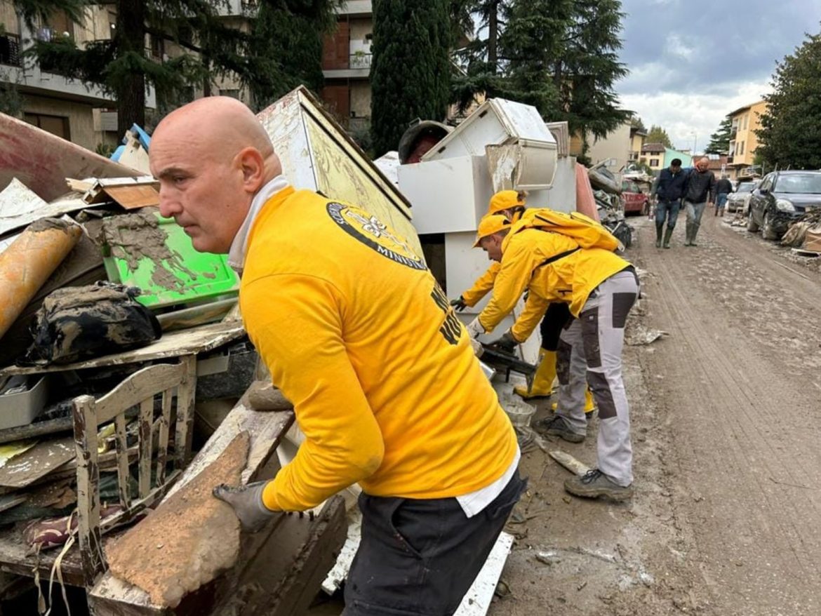 Les bénévoles de Scientology d’Italie viennent en aide aux victimes des inondations
