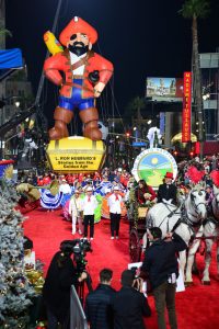 La 93e édition de la parade de Noël d’Hollywood a rassemblé des milliers de personnes