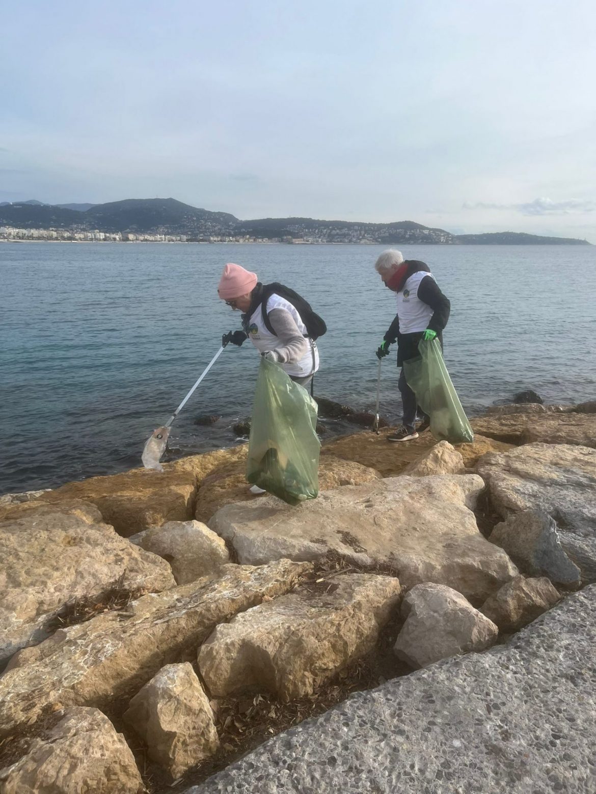 Des bénévoles apportent un message positif