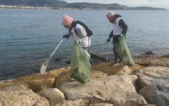 Des bénévoles apportent un message positif
