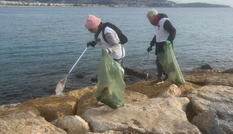 Des bénévoles apportent un message positif