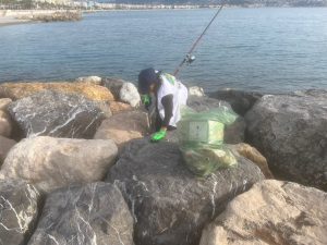 Des bénévoles apportent un message positif