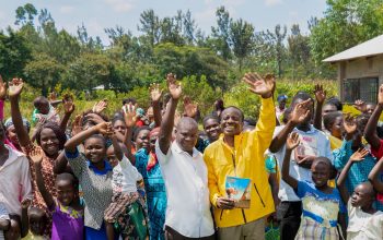 Un bénévole de Scientology apporte de l’espoir aux Kényans