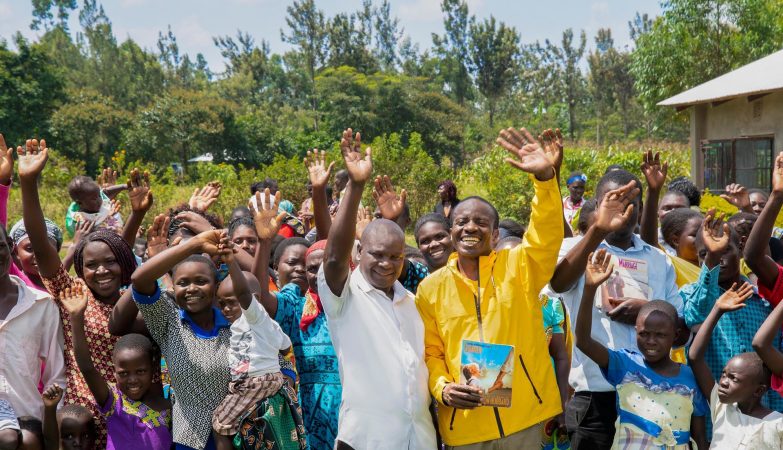 Un bénévole de Scientology apporte de l’espoir aux Kényans