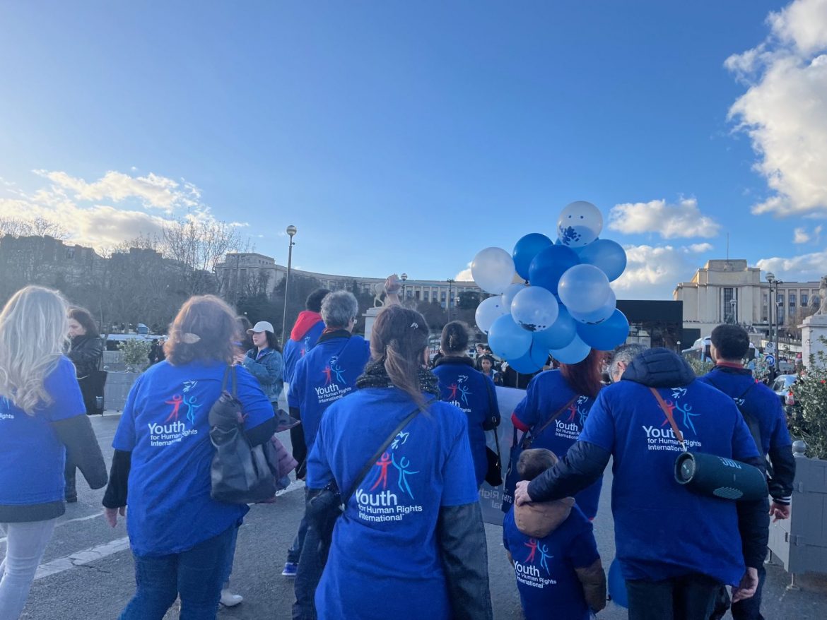 Des bénévoles parisiens sensibilisent aux droits de l’Homme