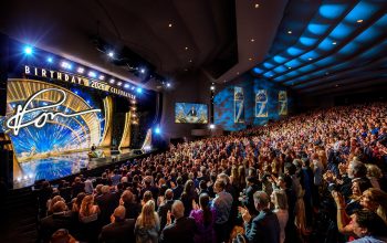 Célébration de l’anniversaire du fondateur de la Scientology avec une nouvelle étape d’expansion