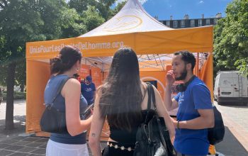 Des bénévoles sensibilisent sur l’importance des droits humains