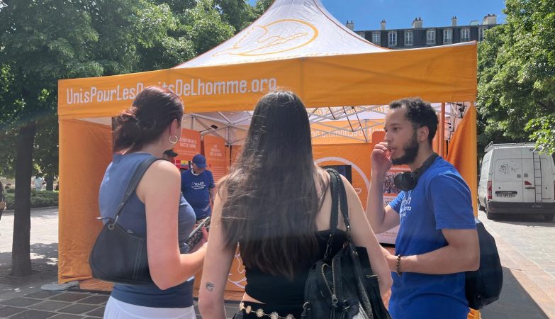 Des bénévoles sensibilisent sur l’importance des droits humains