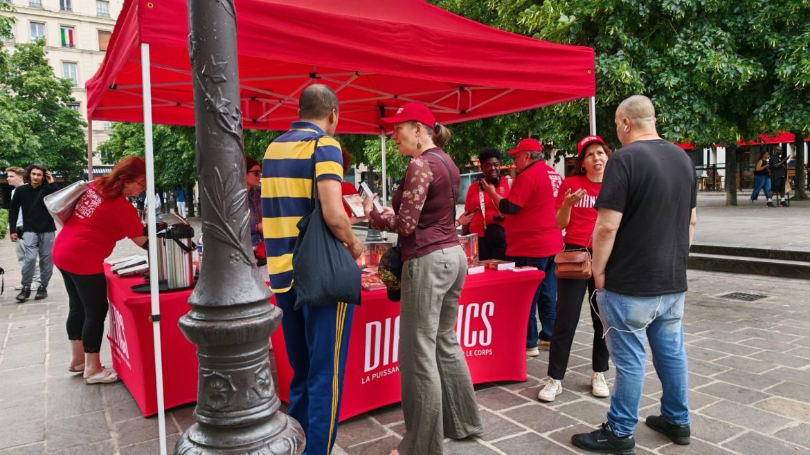 Les bénévoles de Paris participent à une campagne mondiale de Dianetics pour surmonter les peurs irrationnelles ou le manque de confiance en soi