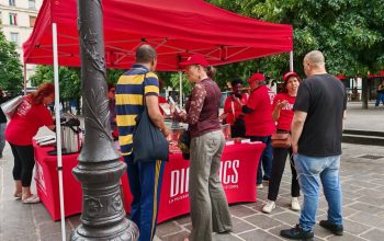 Les bénévoles de Paris participent à une campagne mondiale de Dianetics pour surmonter les peurs irrationnelles ou le manque de confiance en soi