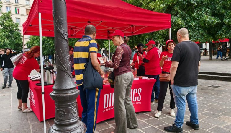 Les bénévoles de Paris participent à une campagne mondiale de Dianetics pour surmonter les peurs irrationnelles ou le manque de confiance en soi