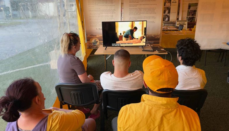 Des bénévoles ont partagé leurs solutions d’aide lors d’une exposition au Monténégro