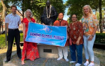 Hommage à Gandhi à Amsterdam : les défenseurs de la paix s’unissent