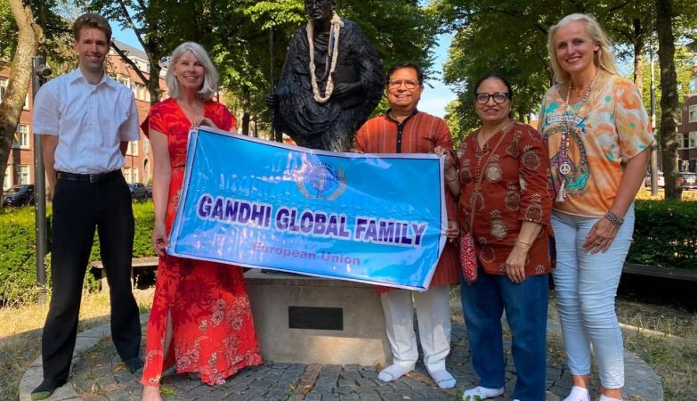 Hommage à Gandhi à Amsterdam : les défenseurs de la paix s’unissent