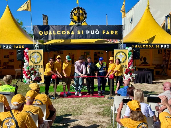 Des bénévoles de Scientology italiens présentent leurs activités humanitaires