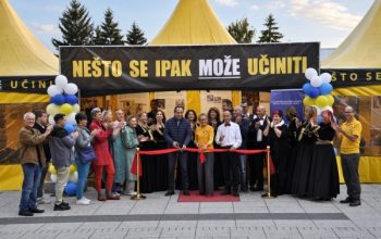 Des bénévoles de Scientology présentent leurs solutions d’aide à Sarajevo