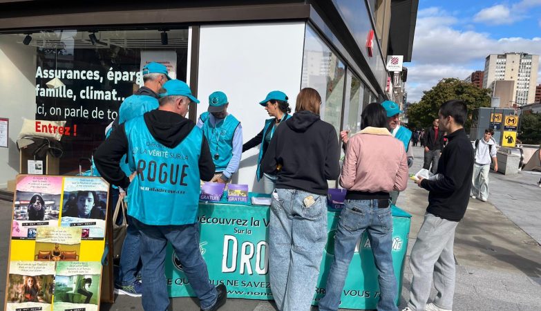 Les bénévoles de « Non à la drogue, Oui à la vie » transmettent leur message de prévention